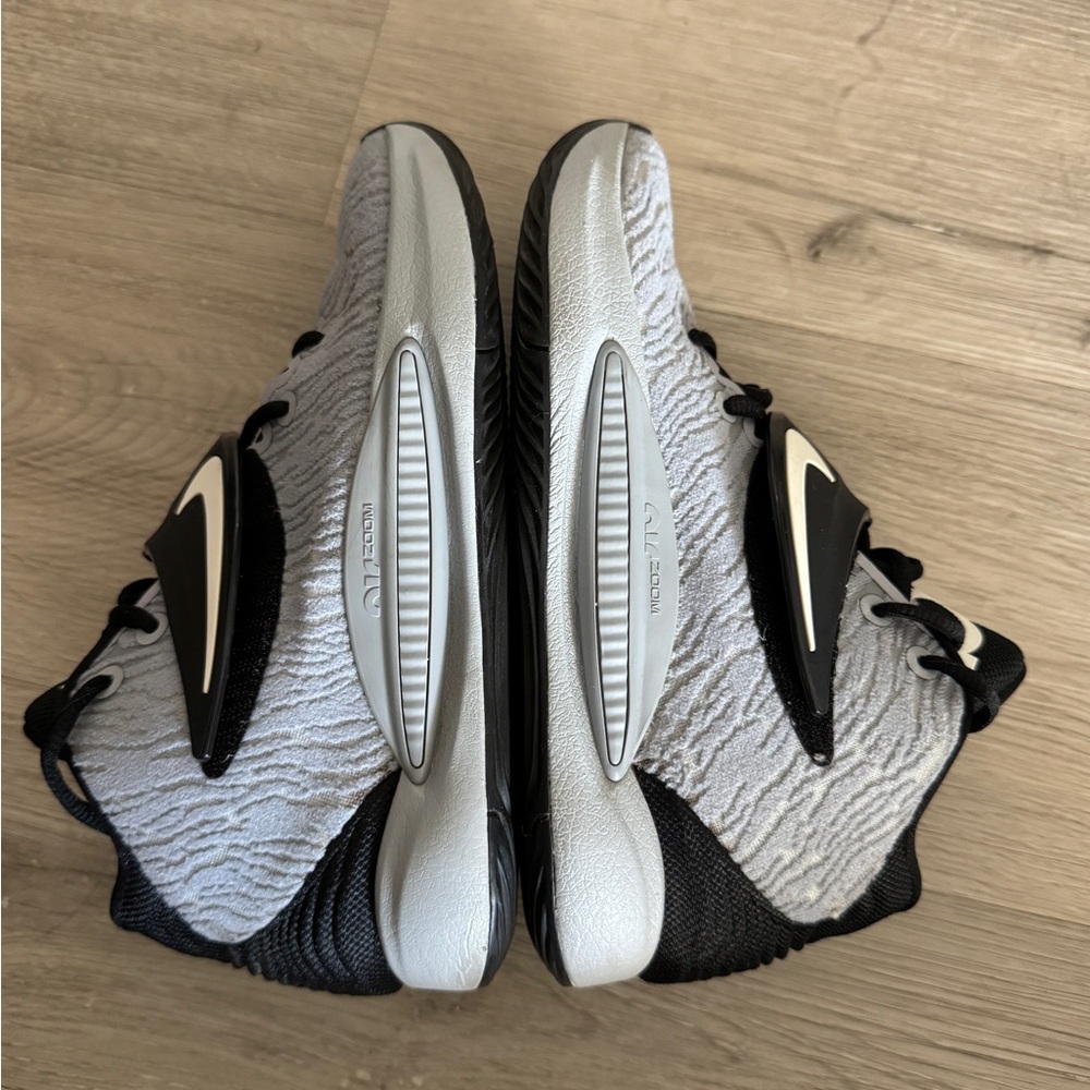 Kids Kevin Durant Nikes- in excellent condition. Size 5.5